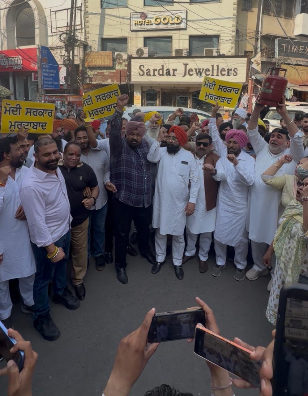 ‘आप’ की ट्रेड विंग द्वारा गैस सिलेंडरों की कीमतों में बढ़ोतरी के खिलाफ घंटाघर में विरोध प्रदर्शन