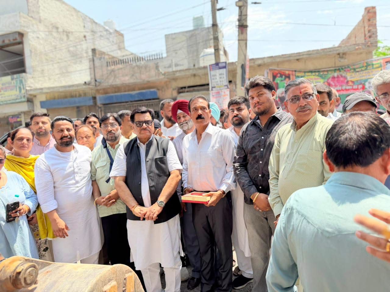 विधानसभा उतरी में बनने वाली रोड का विधायक मदन लाल बग्गा ने किया उदघाटन