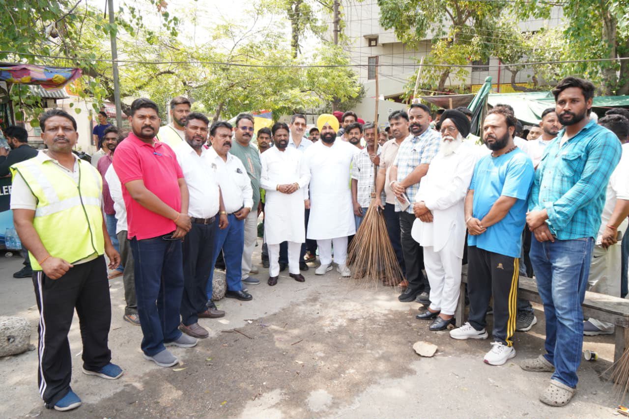 ‘मिशन क्लीन पंजाब’ के लुधियाना पहुंचे हरजोत सिंह बैंस…सफाई सेवकों के साथ ली चाय संग चुस्की