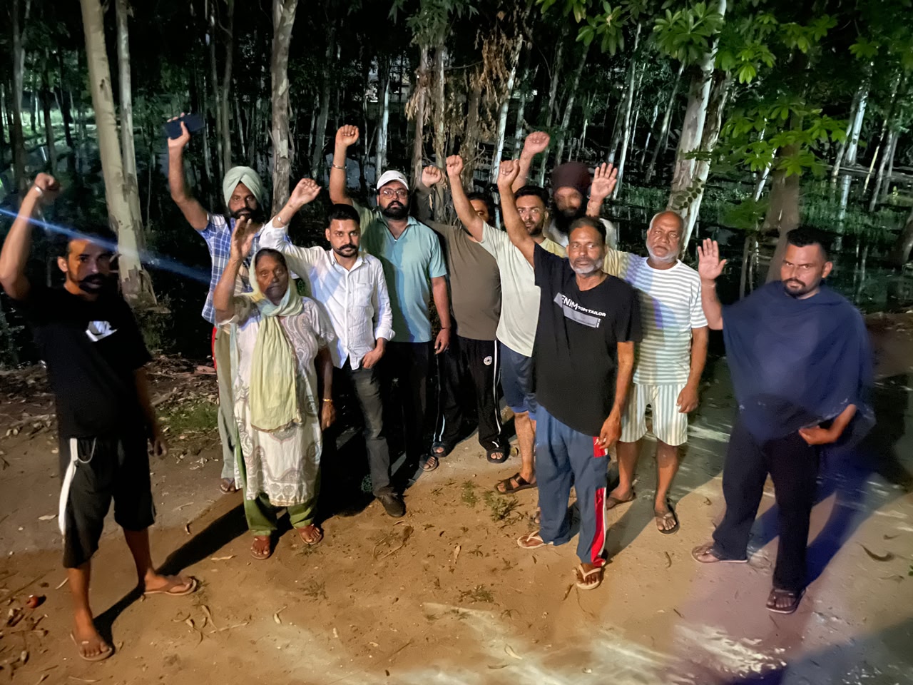 गंदे पानी ने बढ़ाई ग्रामीणों की मुश्किलें: दूध फैक्ट्री के खिलाफ कार्रवाई की मांग