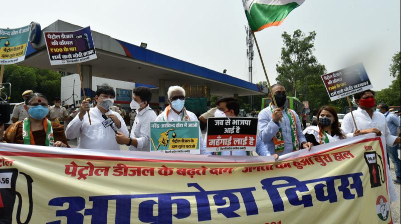 पेट्रोल-डीजल की बढ़ती कीमतों के खिलाफ कांग्रेस का प्रदर्शन, केंद्र सरकार को घेरा