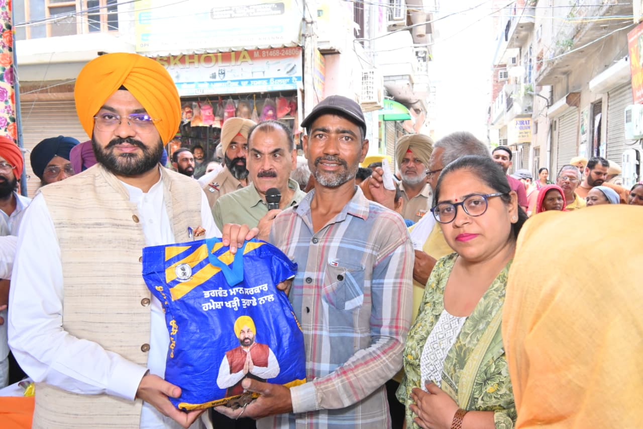 कैबिनेट मंत्री तरुणप्रीत सिंह सौंद ने खन्ना में ‘मेरी रसोई स्कीम’ के तहत राशन किट बांटे