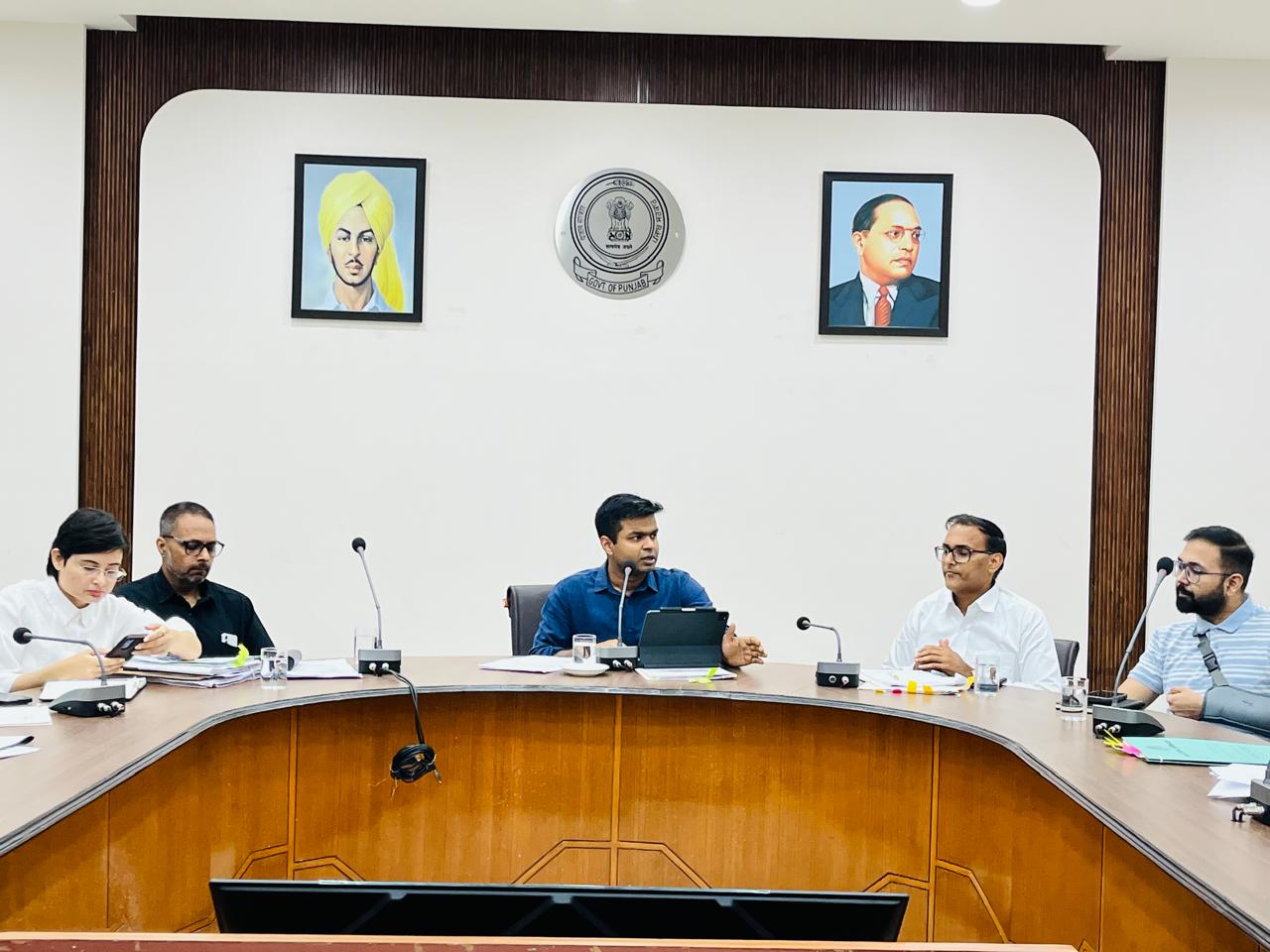 व्यापारियों की शिकायतों का समयबद्ध निपटारा सुनिश्चित करें: डीसी हिमांशु जैन