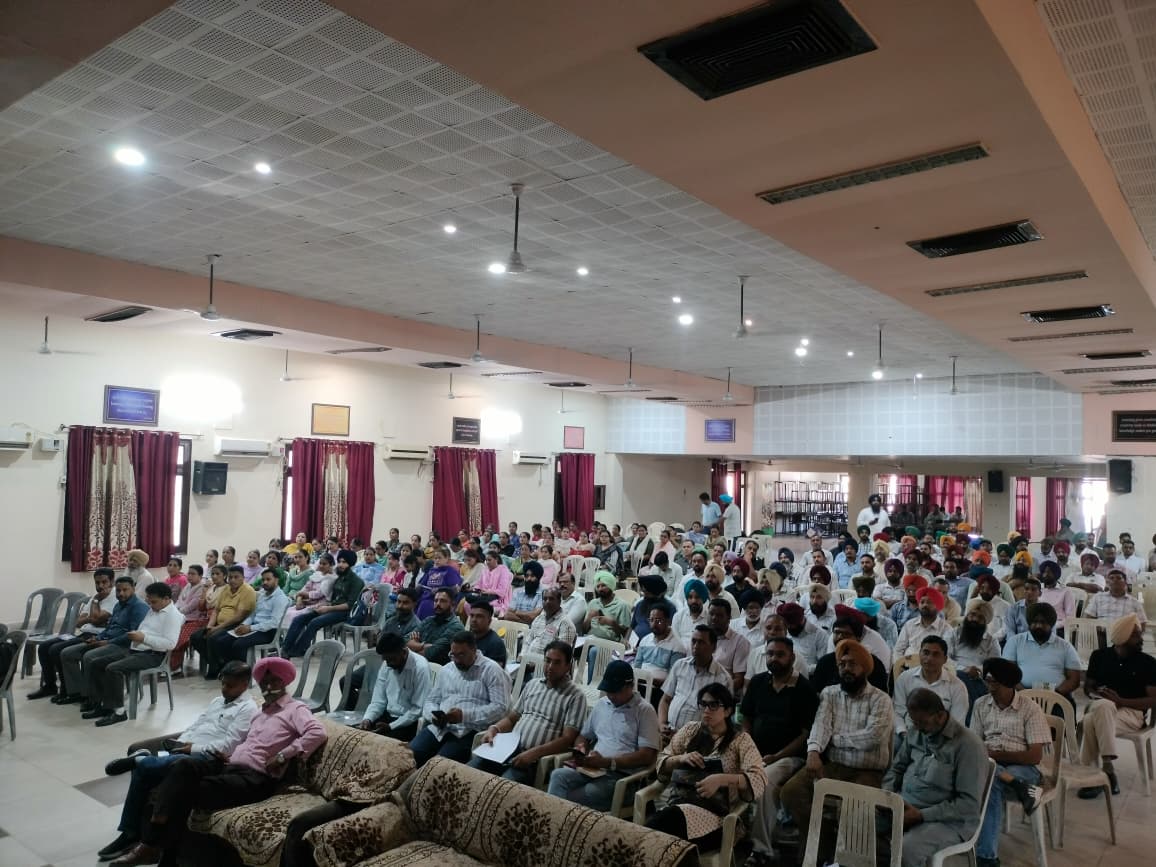 खन्ना में वोटर लिस्ट के SIR के लिए BLO और सुपरवाइजर के दी गई ट्रेनिंग
