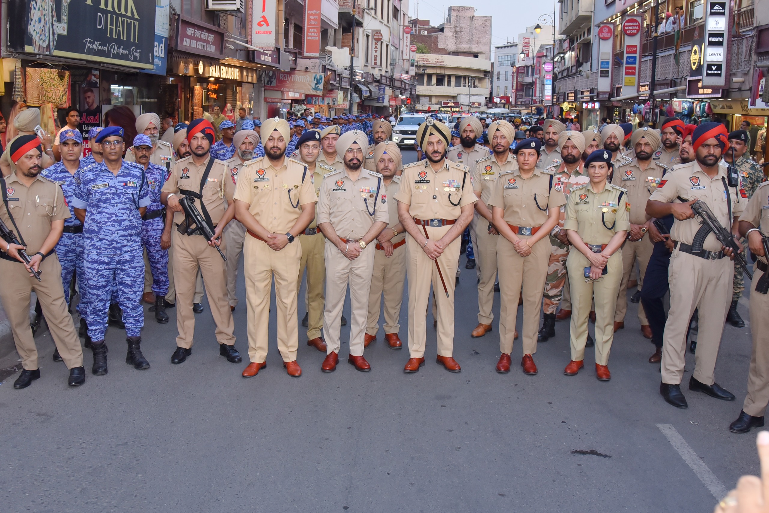 अमृतसर सिटी पुलिस ने शहर में लॉ एंड ऑर्डर को बनाए रखने के लिए निकाला फ्लैग मार्च