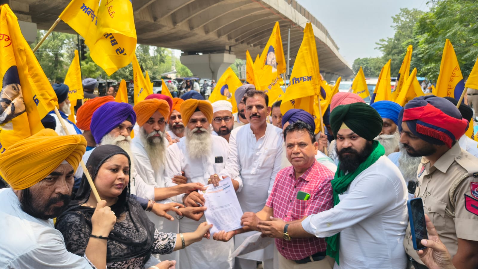 अकाली दल ‘वारिस पंजाब दे’ द्वारा DC कार्यालय के बाहर विरोध प्रदर्शन; CM का पुतला फूंका