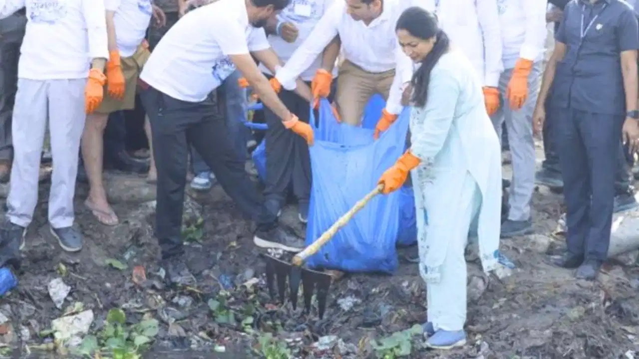 15 हजार दिल्लीवासियों ने मिलकर यमुना से निकाला 116.6 टन कचरा, 28 घाटों पर एक साथ चला सफाई अभियान
