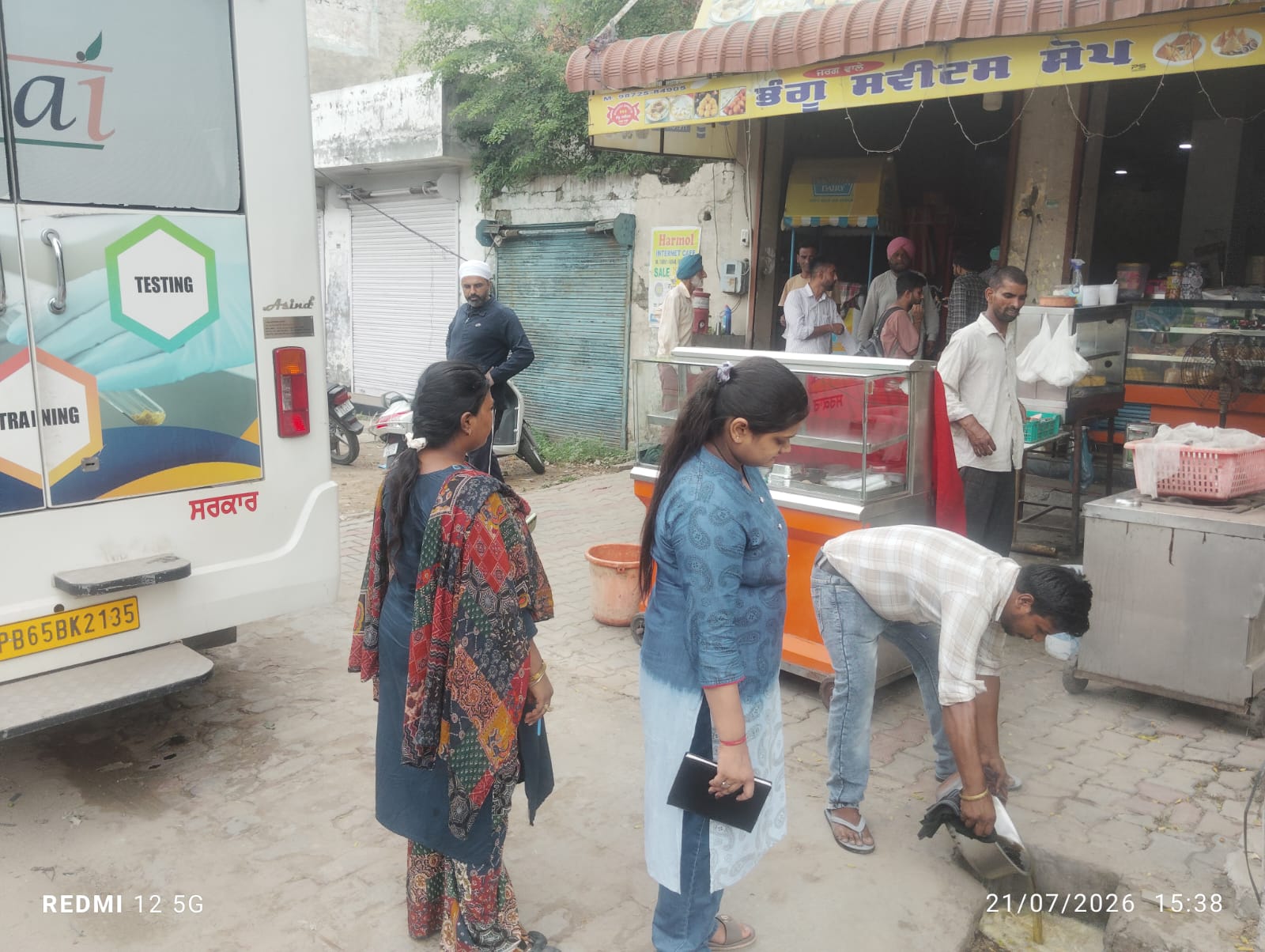 फूड सेफ्टी ऑन व्हील्स ने डाबा रोड पर फूड क्वालिटी इंस्पेक्शन और हाइजीन अवेयरनेस ड्राइव चलाई