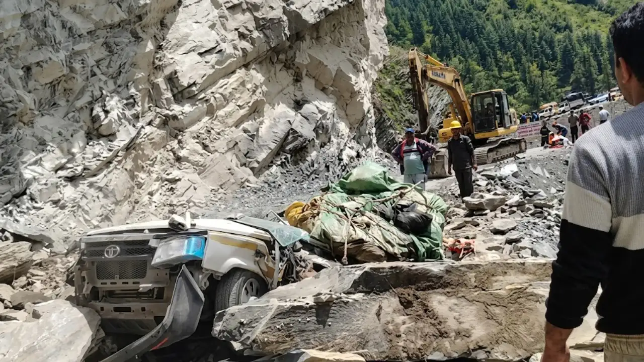 Himachal Pradesh : लाहौल-स्पीति में बड़ा हादसा, मलबे में दबी टैक्सी, 13 लोगों की मौत