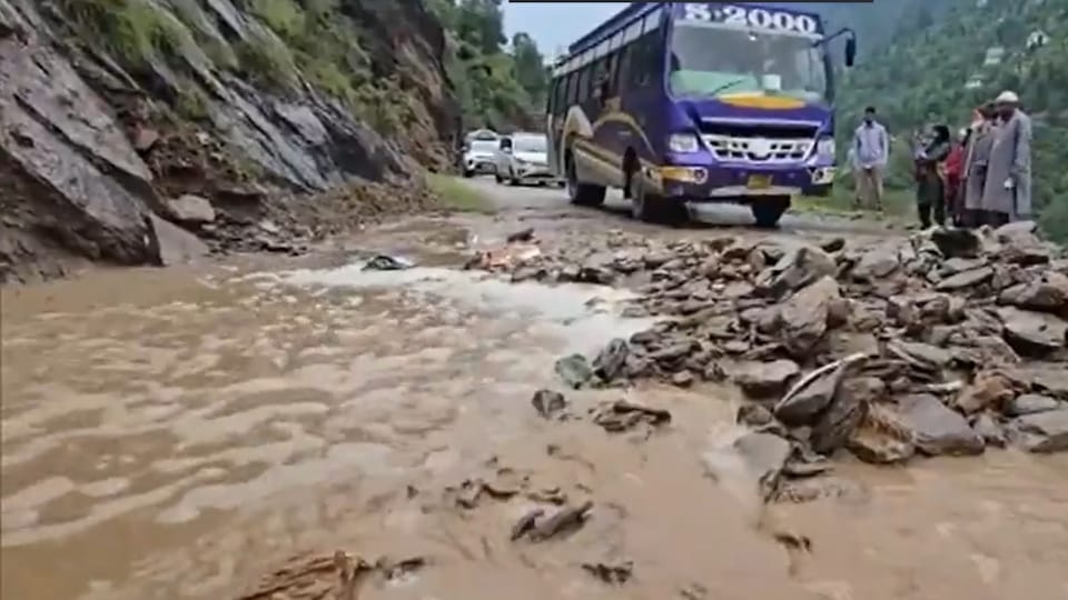 जम्मू-कश्मीर के डोडा में फटा बादल, मलबा आने से सड़कें हुई बंद