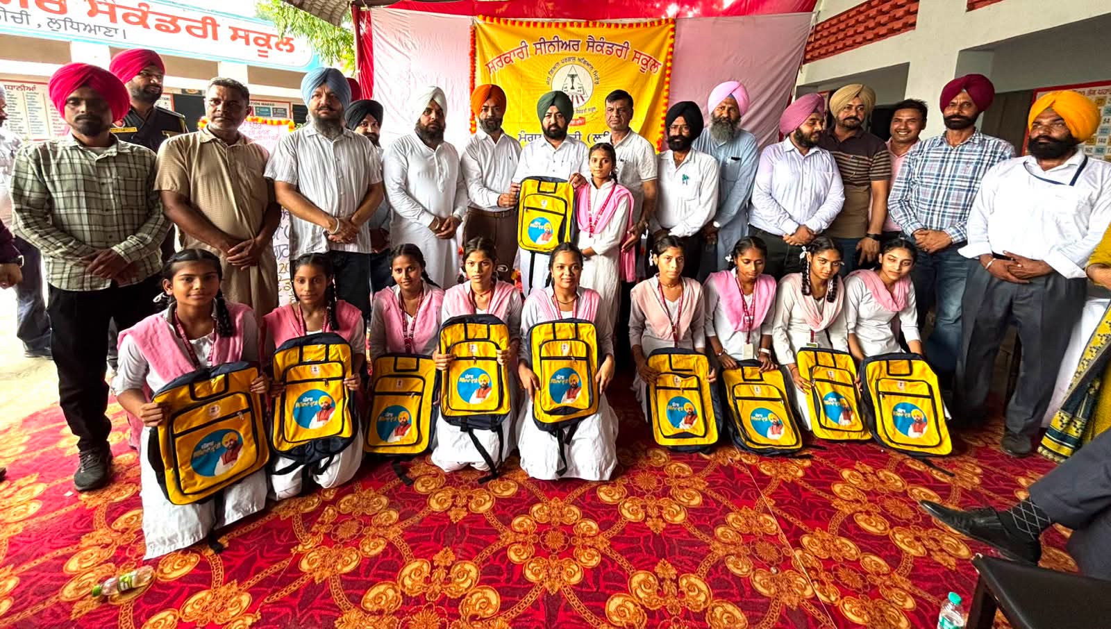 मंत्री हरदीप सिंह ने गांव मंगली नीची और जंडियाली के सरकारी स्कूलों के स्टूडेंट्स को स्कूल बैग बांटे