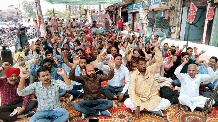 Hoshiarpur : बंद के दौरान मिनी सेक्रेटेरिएट खुलने पर विरोध, चेतावनी के बाद प्रशासन ने कराया खाली