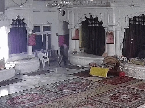 लुधियाना मंदिर में चोरी, भगवान की मूर्तियां उड़ा ले गया चोर, CVTV में कैद हुई वारदात