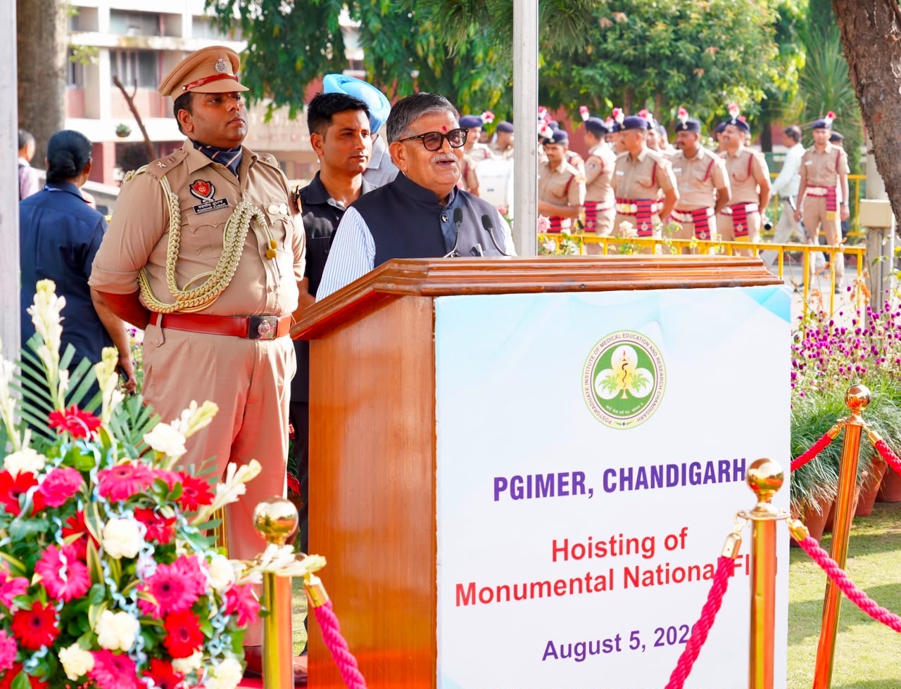 PGIMER में फहराया गया 110 फीट ऊंचा स्मारकीय राष्ट्रीय ध्वज, राज्यपाल ने बताया राष्ट्रसेवा का प्रतीक