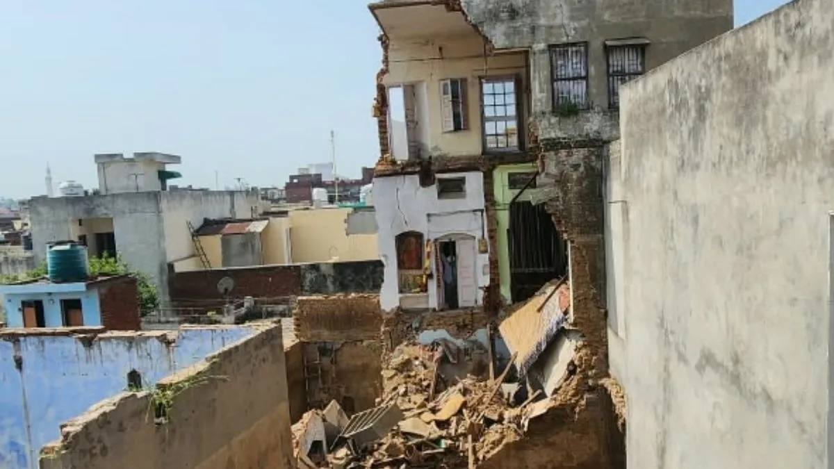 बस्सी पठाना में गहरी खुदाई से तीन मंज़िला बिल्डिंग का हिस्सा गिरा, 6 कमरे क्षतिग्रस्त