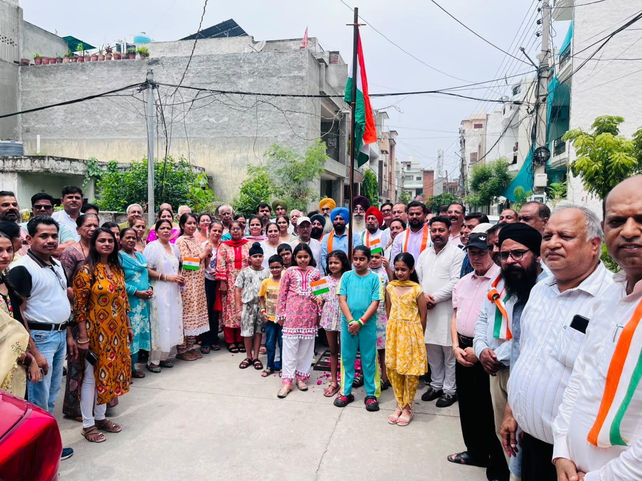 MLA दलजीत सिंह ने लुधियाना के ईस्ट वार्डों में फहराया तिरंगा, रंगला पंजाब का दोहराया संकल्प