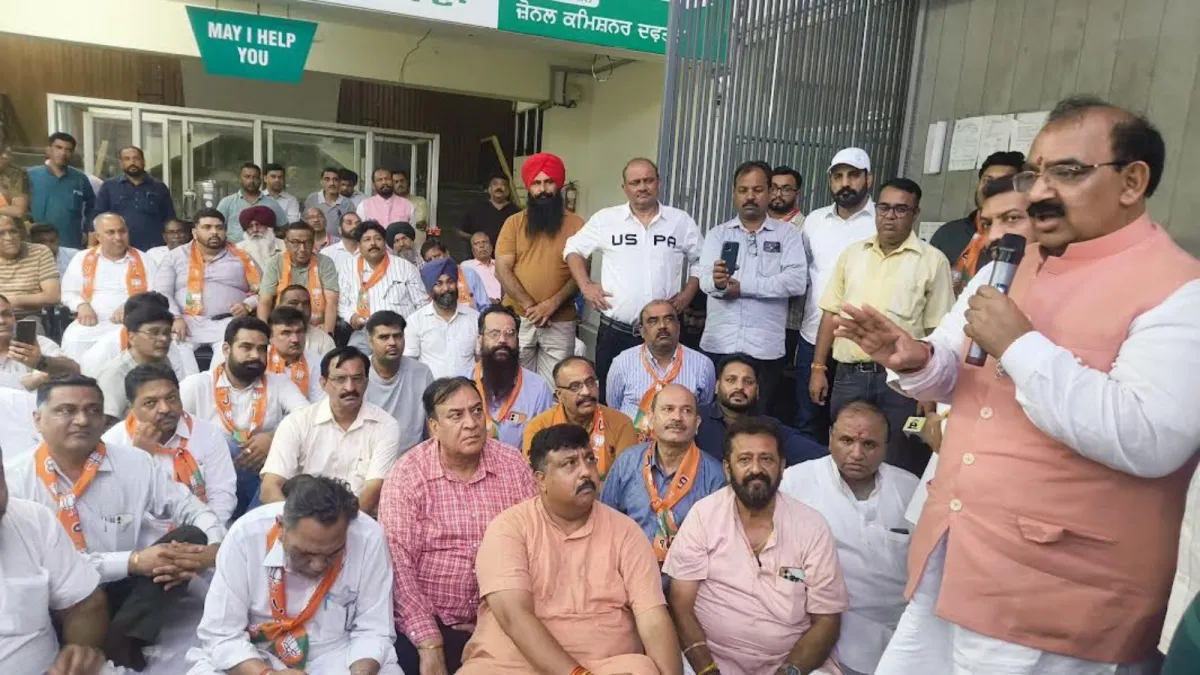 लुधियाना में BJP का अनोखा प्रदर्शन: नगर निगम कार्यालय में लगाया डमी जनरल हाउस, विकास कार्यों पर उठाए सवाल