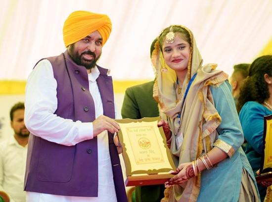फिरोजपुर में 80वें आजादी दिवस पर CM मान ने फहराया तिरंगा, महिलाओं की आर्थिक आजादी पर जोर