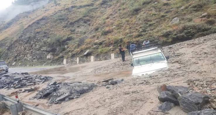 हिमाचल में बारिश का कहर! 145 सड़कें बंद | 224 ट्रांसफार्मर ठप | 798 करोड़ का नुकसान