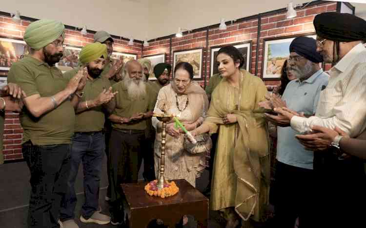 वर्ल्ड फोटोग्राफी डे पर लुधियाना में ‘वन थाउजेंड वर्ड्स’ फोटो एग्जीबिशन, 42 तस्वीरों ने बयां कीं अलग-अलग कहानियां