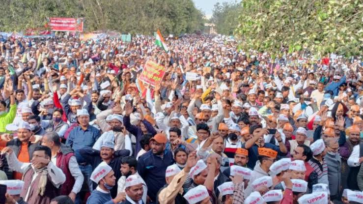 Tanda: सरकार के खिलाफ कर्मचारियों और पेशनर्स का प्रदर्शन, AAP दफ्तर तक निकाला मार्च