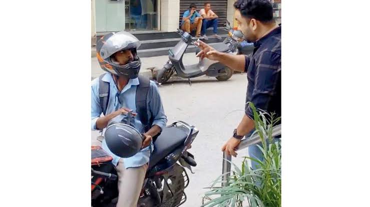 रैपिडो चालक पर जानलेवा हमला : मुख्य आरोपी  समेत दो महिलाएं गिरफ्तार, बाकी आरोपियों की तलाश जारी