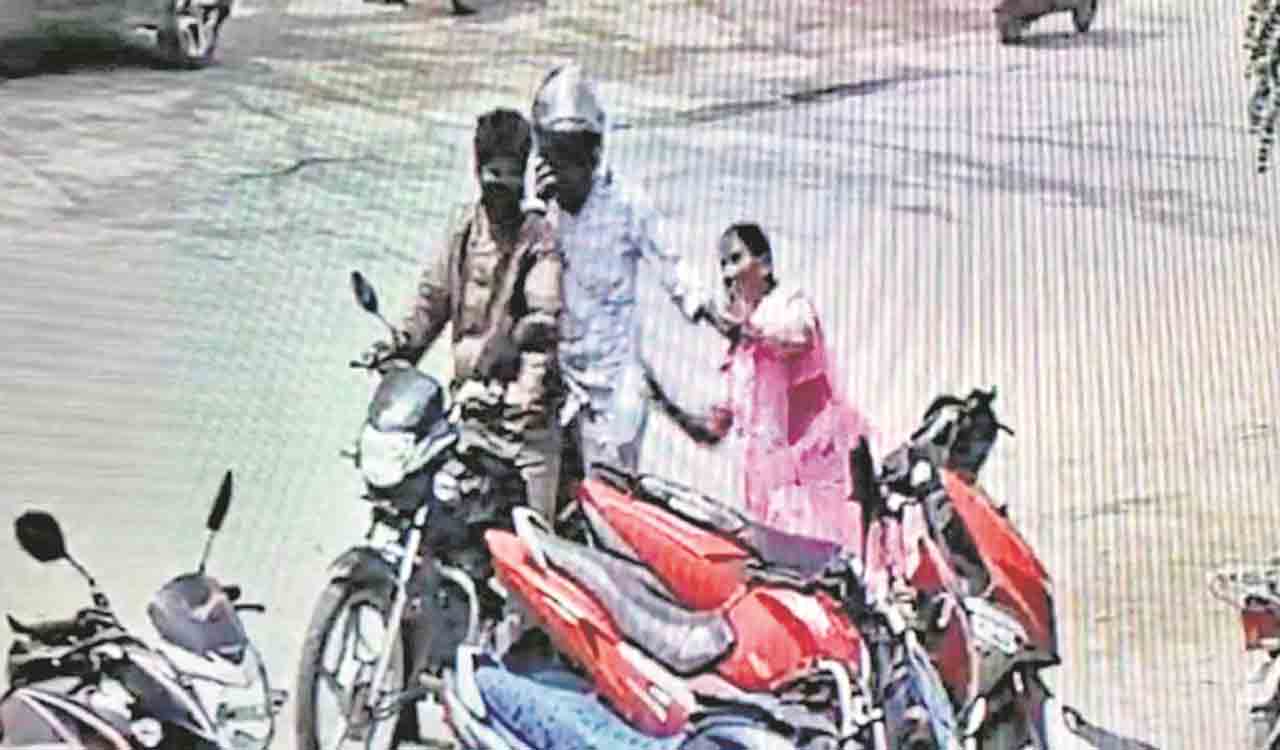 समराला में दवा लेने आई बुजुर्ग महिला से बाइक सवारों ने छीना पर्स, स्नैचिंग से दहशत में लोग