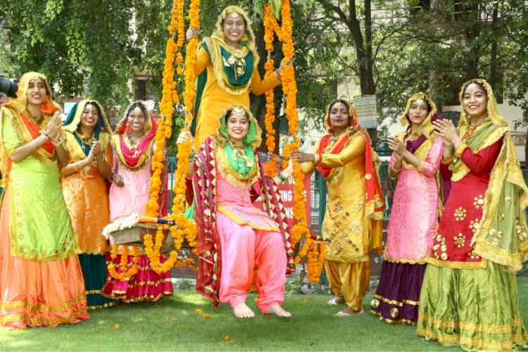 Rajpura Teej Celebration: कलोली गांव में हरियाली तीज का रंग, गिद्धा-चरखा और पंजाबी विरासत की दिखी झलक