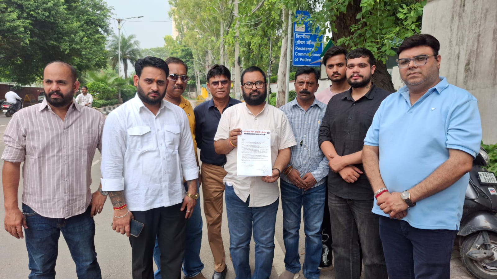 धर्मवीर गांधी के खिलाफ पुलिस शिकायत…सनातन प्रेमियों की भावनाएं भड़काने का आरोप