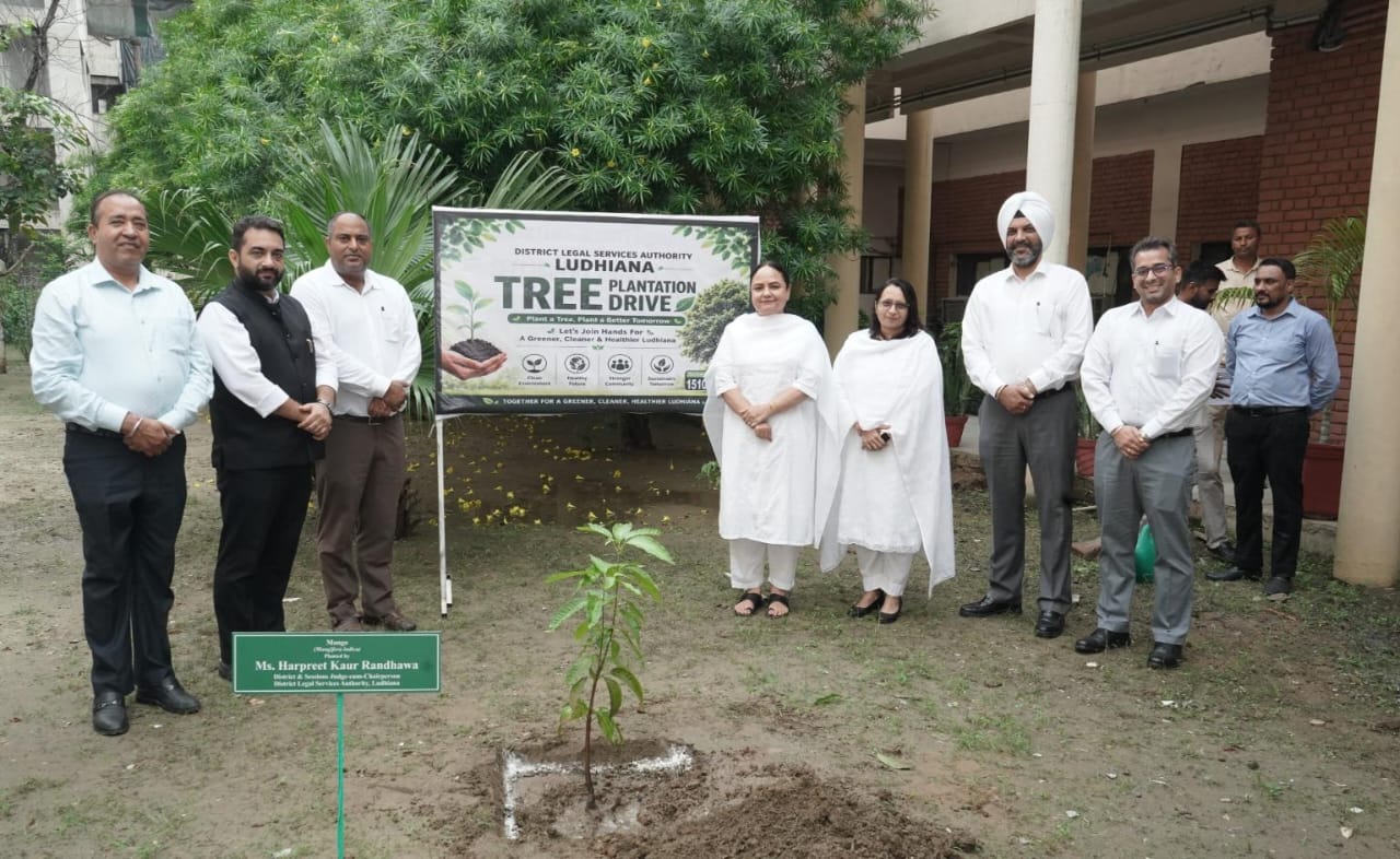 लुधियाना जिला अदालत परिसर में पौधारोपण अभियान, डिस्ट्रिक्ट जज हरप्रीत कौर रंधावा ने लगाए पौधे