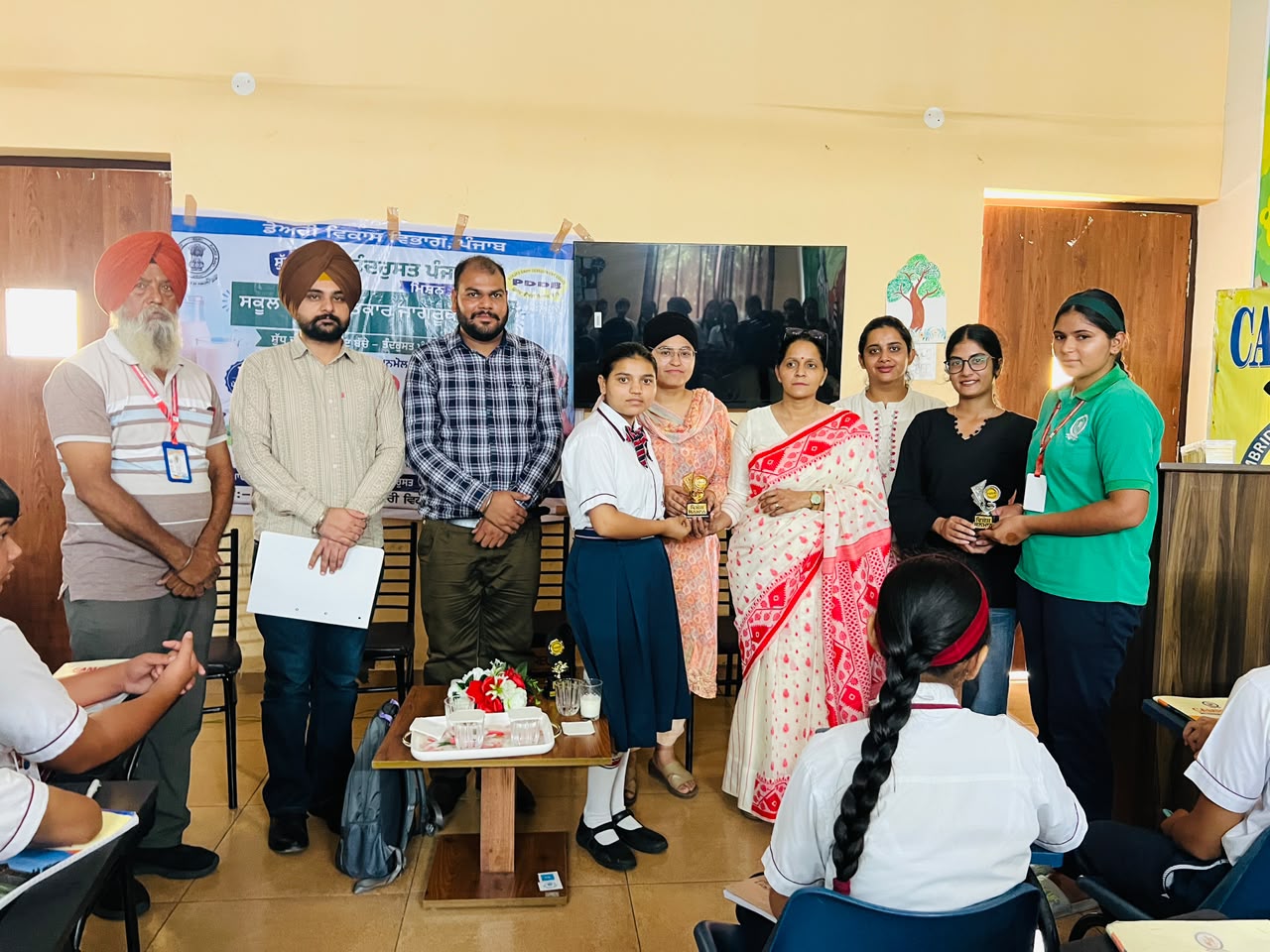डेयरी डेवलपमेंट डिपार्टमेंट ने पायल के कैम्ब्रिज इंटरनेशनल स्कूल में लगाया मिल्क कंज्यूमर अवेयरनेस कैंप