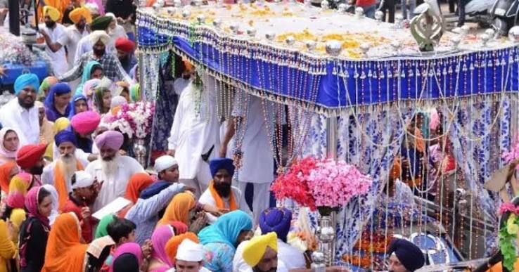 श्री गुरु नानक देव के शादी पर्व से पहले फाड़ें होर्डिंग्स, राजनीतिक दलों ने की कार्रवाई की मांग