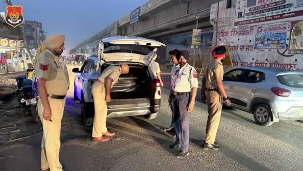Ludhiana : सुरक्षा व्यवस्था को लेकर पुलिस ने चलाया चेकिंग अभियान, DIG ने किया दौरा