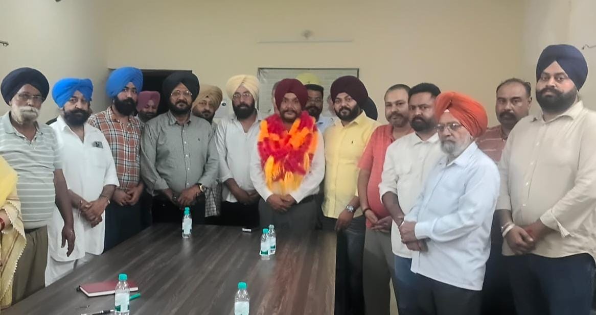 आत्म नगर में रामगढ़िया वेलफेयर बोर्ड की बैठक, AAP नेताओं की उपलब्धि पर बांटे लड्डू