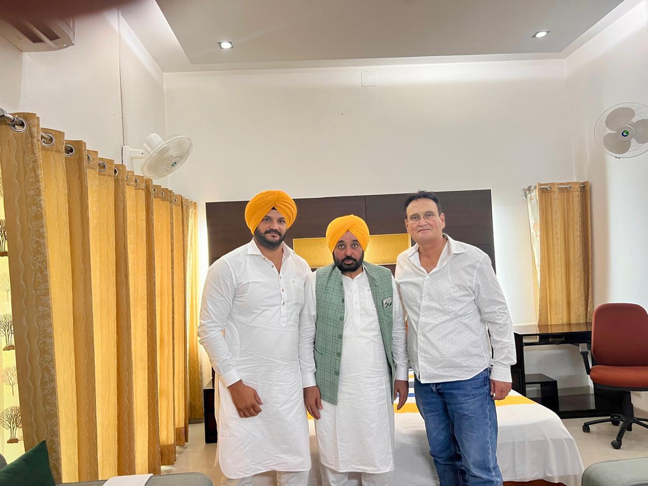 जसप्रीत सिंह पंढेर ने सीएम मान से की मुलाकात, गांव ढेरी के विकास कार्यों पर हुई चर्चा