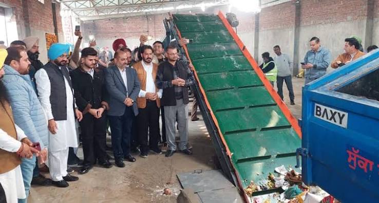 लुधियाना : मेयर हाउस का घेराव, डोर स्टेप कचरा कलेक्शन के विरोध में उतरे सफाई कर्मचारी