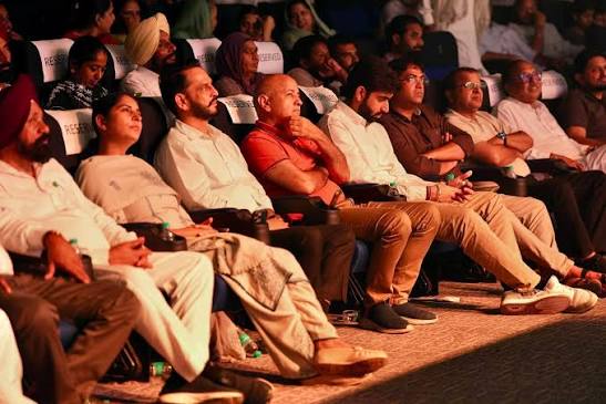 लुधियाना :‘हमारे राम’ को मिला दर्शकों का भरपूर रिस्पॉन्स, ऑडियंस के बीच बैठकर नाटक देखते नजर आए मनीष सिसोदिया