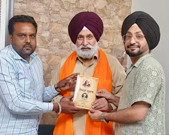 लुधियाना : प्रो. गुरभजन सिंह गिल ने लॉन्च की जज संधू की किताब ‘महकदा गुलाब’
