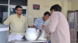 अजनाला : हेल्थ डिपार्टमेंट की चेकिंग, दूध-देसी घी समेत 5 खाद्य पदार्थों के सैंपल लिए