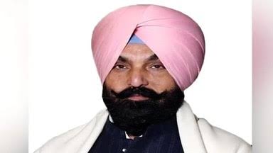 लुधियाना : विधायक कुलवंत सिद्धू का डोर-टू-डोर अभियान, लोगों को बांटे सरकार की गारंटियों के पंपलेट