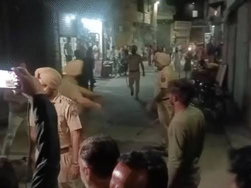 लुधियाना के पंजाबी बाग में पार्किंग को लेकर दो पक्ष भिड़े, पुलिस के सामने भी हुई मारपीट