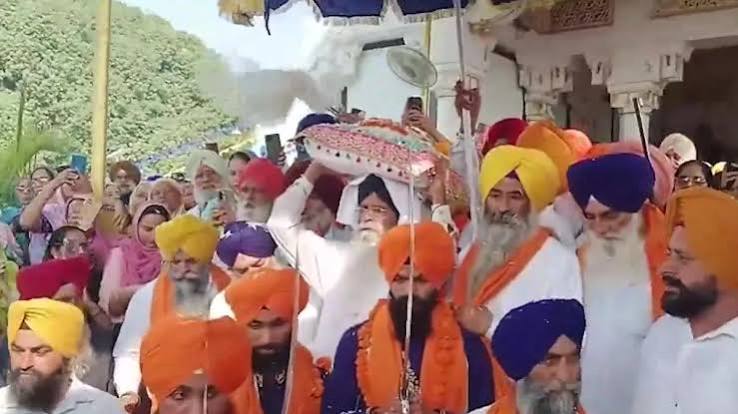 Batala Nagar Kirtan: सुल्तानपुर लोधी से बटाला पहुंचा नगर कीर्तन, आतिशबाजी से हुआ स्वागत