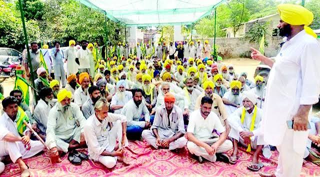 मानसा सिटी-2 थाने के बाहर किसान यूनियन का धरना, महिला से मारपीट के आरोपों पर पुलिस का इनकार