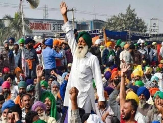 मानसा-सिरसा हाईवे पर किसानों का धरना, गरीब किसान पर दर्ज मामला रद्द करने की मांग
