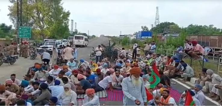 सुनाम में अमन अरोड़ा के आवास के बाहर काला झंडा लेकर पहुंचे दामन बाजवा,