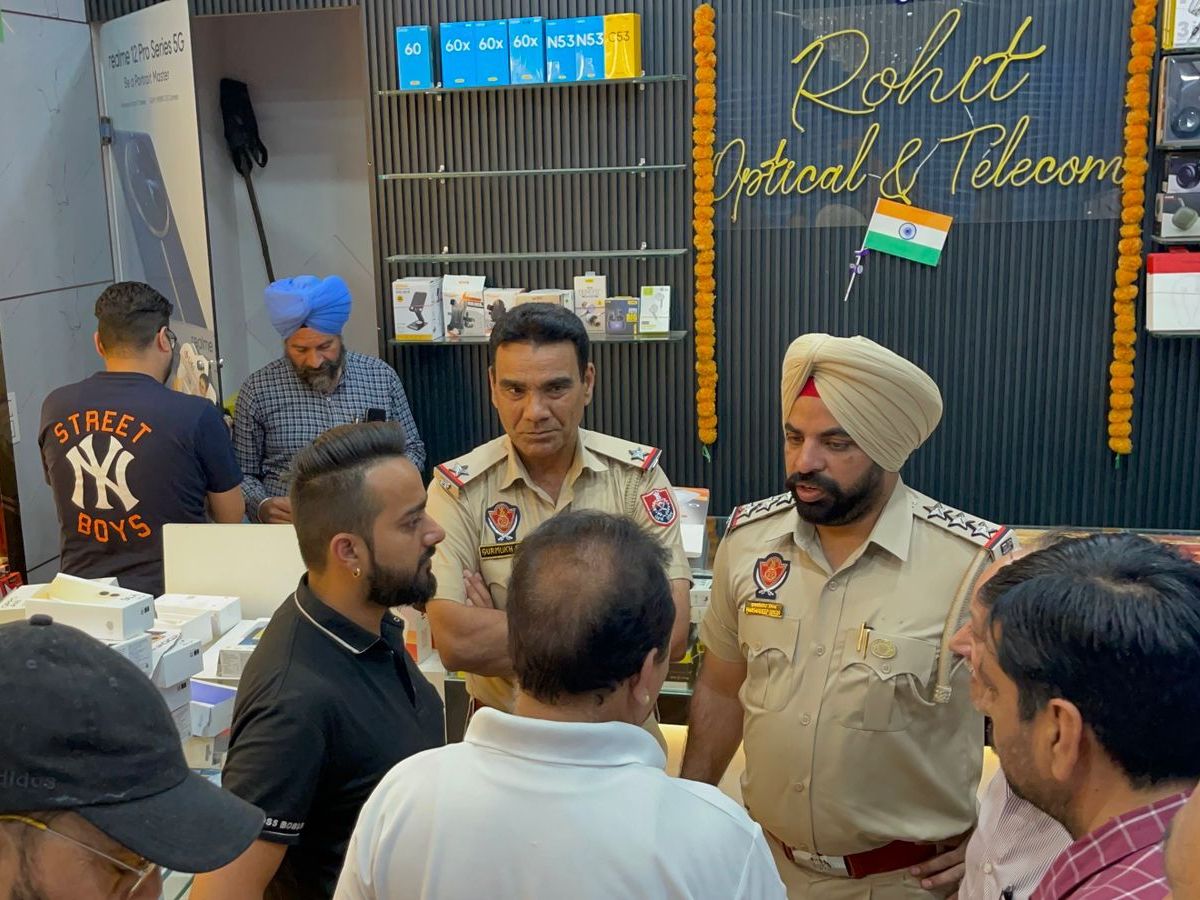 गुरदासपुर में रेडीमेड दुकान से 80 हजार रुपये चोरी, छत के रास्ते घुसे चोर; व्यापारी नेता ने कानून-व्यवस्था पर उठाए सवाल