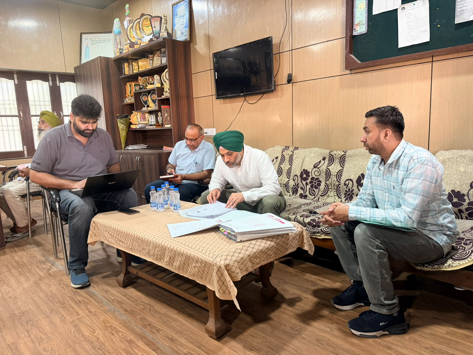 लुधियाना : इलेक्टोरल रोल ऑब्ज़र्वर अर्शदीप सिंह थिंड ने पोलिंग बूथों का किया निरीक्षण, फॉर्म-6 और 8 की जांच