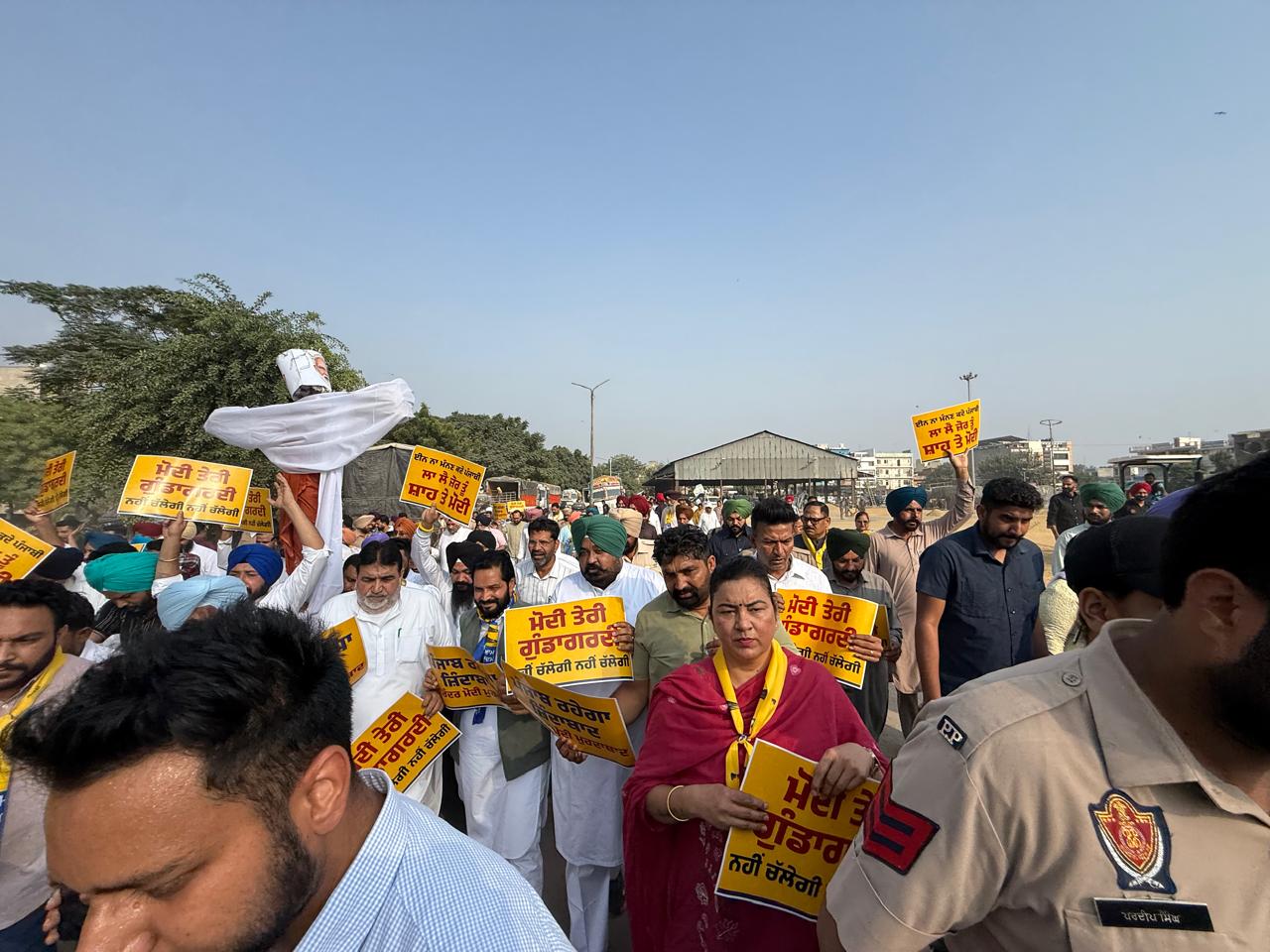 लुधियाना : CBI रेड के विरोध में AAP का प्रदर्शन, BJP ऑफिस के बाहर जमकर नारेबाजी
