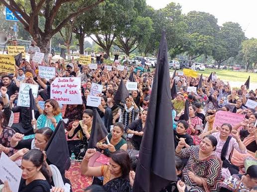 चंडीगढ़ :180 ETT शिक्षकों का प्रदर्शन, सेक्टर-39 में सिसोदिया के आवास के बाहर पहुंचे