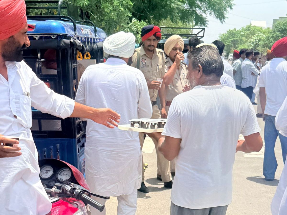 Barnala : BJP प्रदेश अध्यक्ष केवल सिंह ढिल्लों के घर के बाहर AAP का प्रदर्शन, ED-CBI कार्रवाई के खिलाफ नारेबाजी
